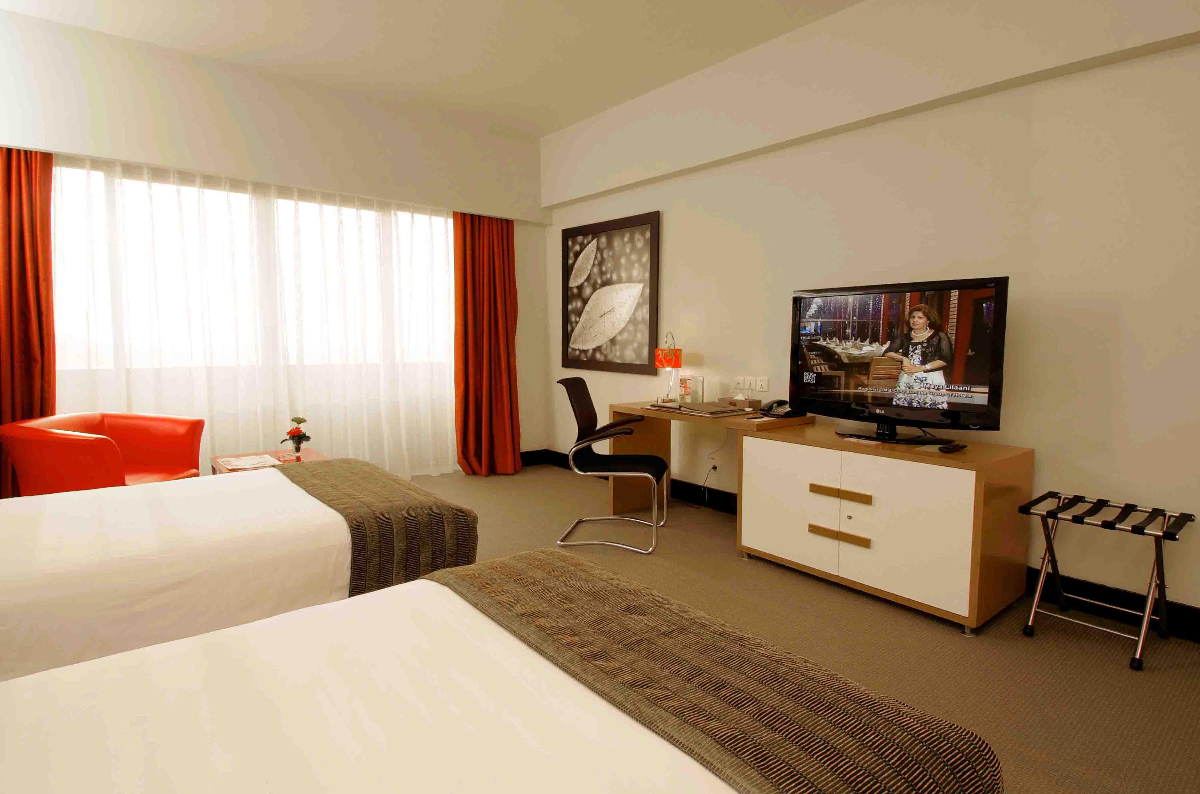 Merlynn Park Hotel Jakarta Exterior photo