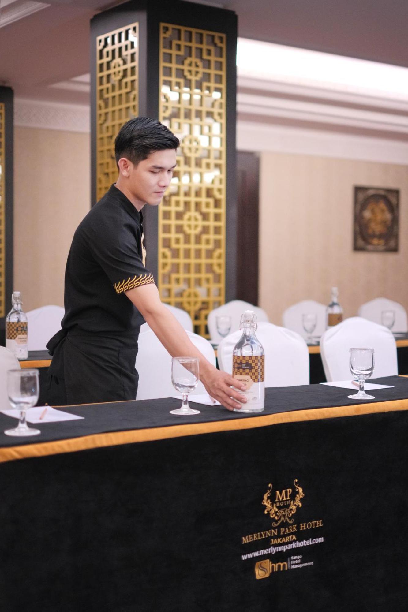 Merlynn Park Hotel Jakarta Exterior photo