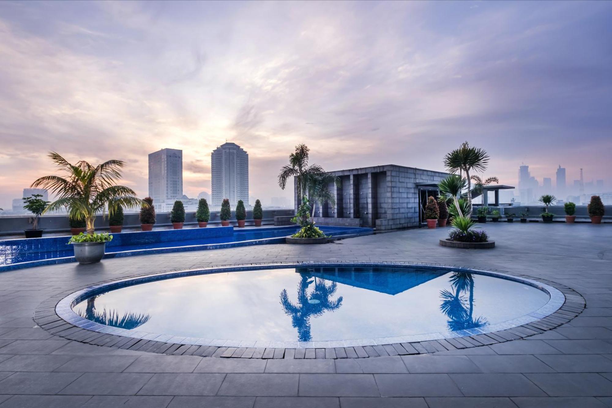 Merlynn Park Hotel Jakarta Exterior photo