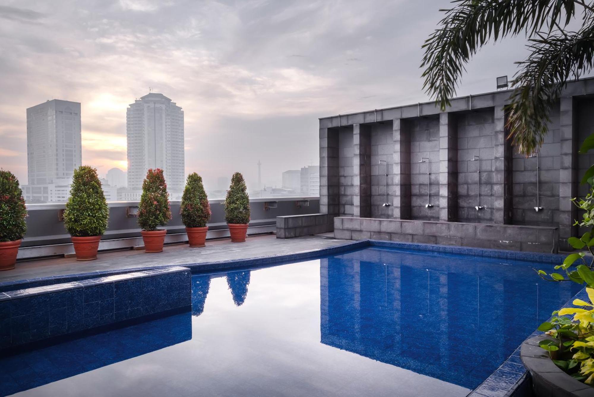 Merlynn Park Hotel Jakarta Exterior photo