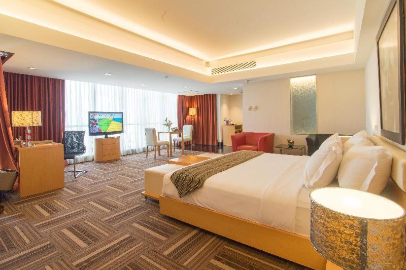 Merlynn Park Hotel Jakarta Room photo