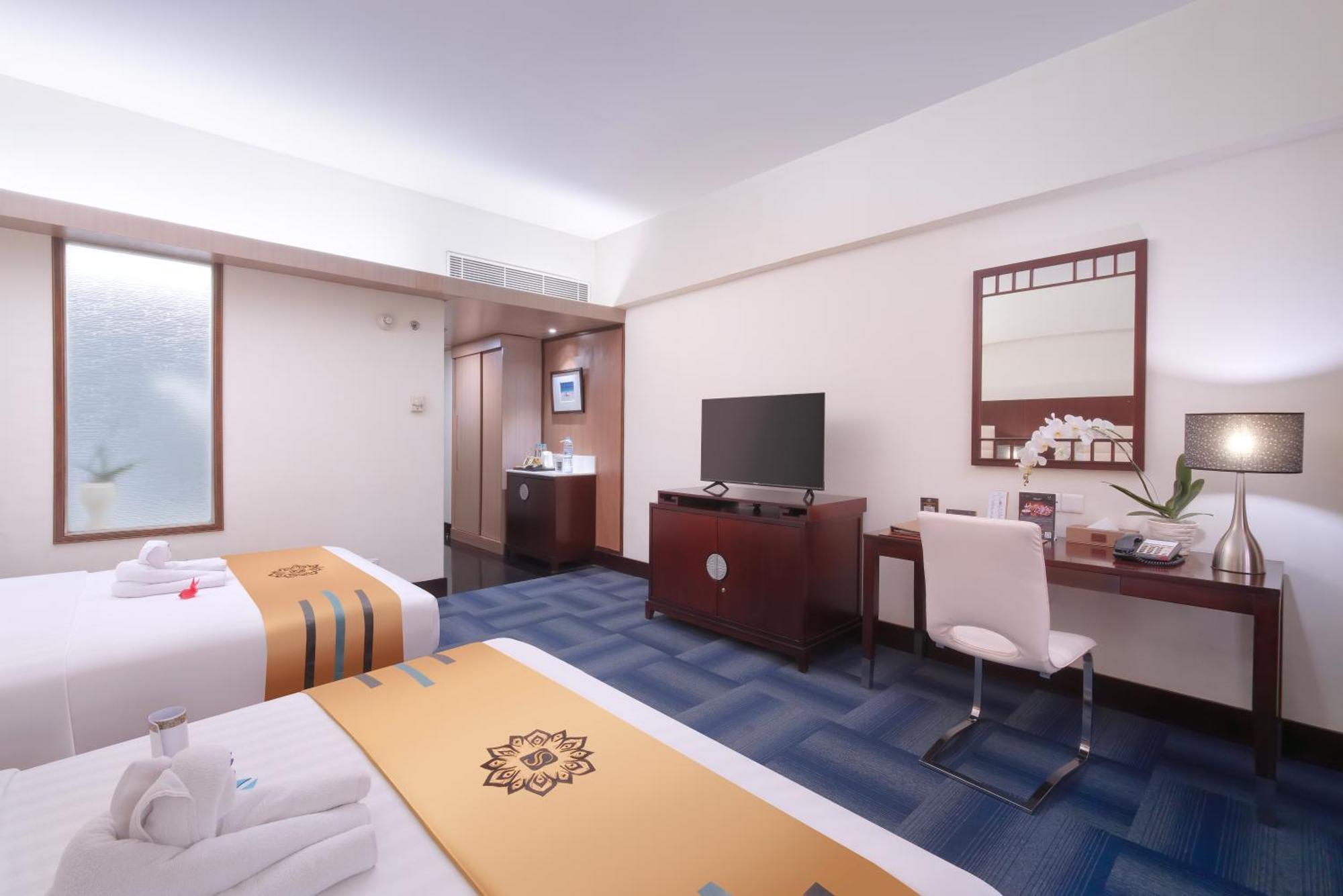 Merlynn Park Hotel Jakarta Exterior photo
