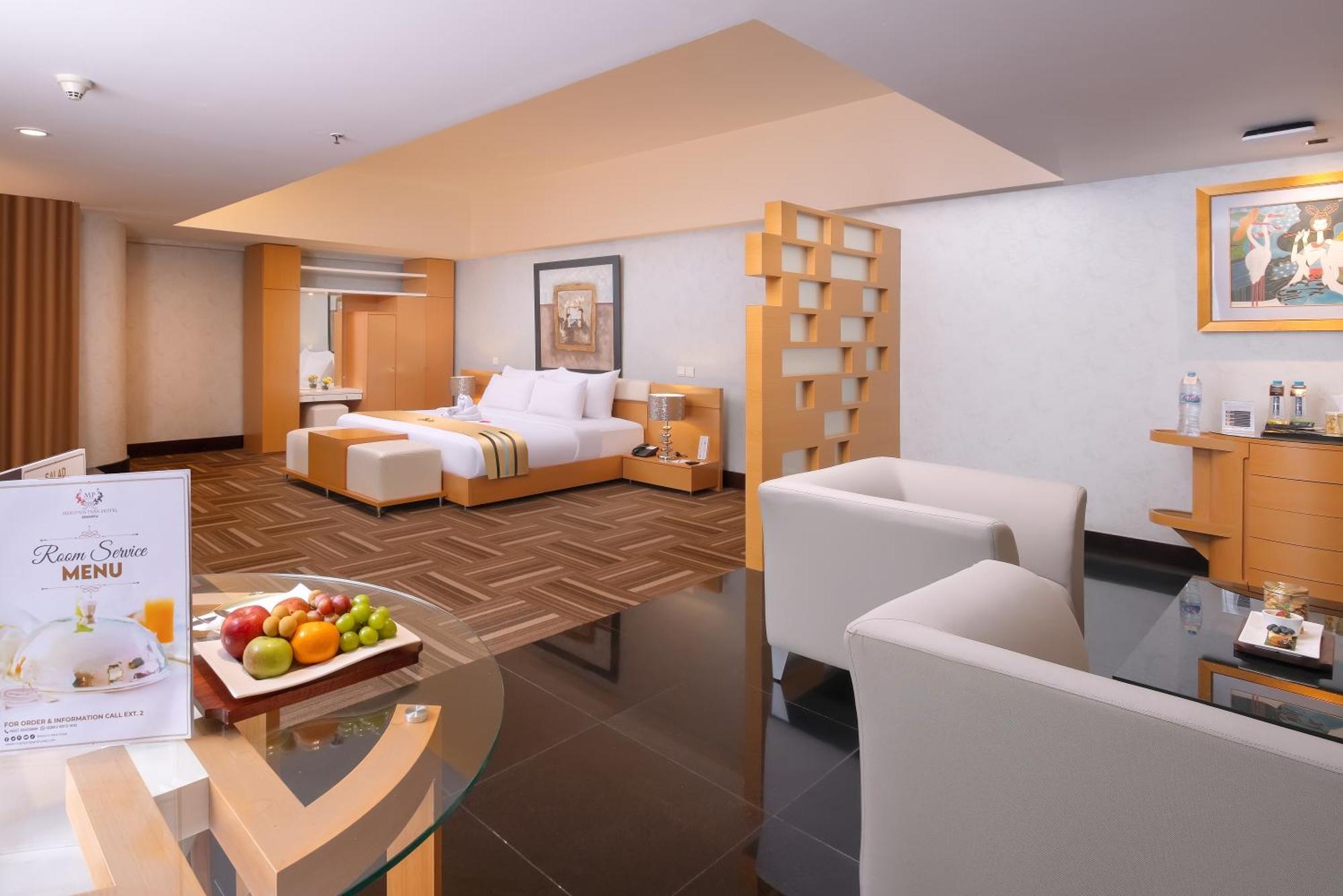 Merlynn Park Hotel Jakarta Exterior photo
