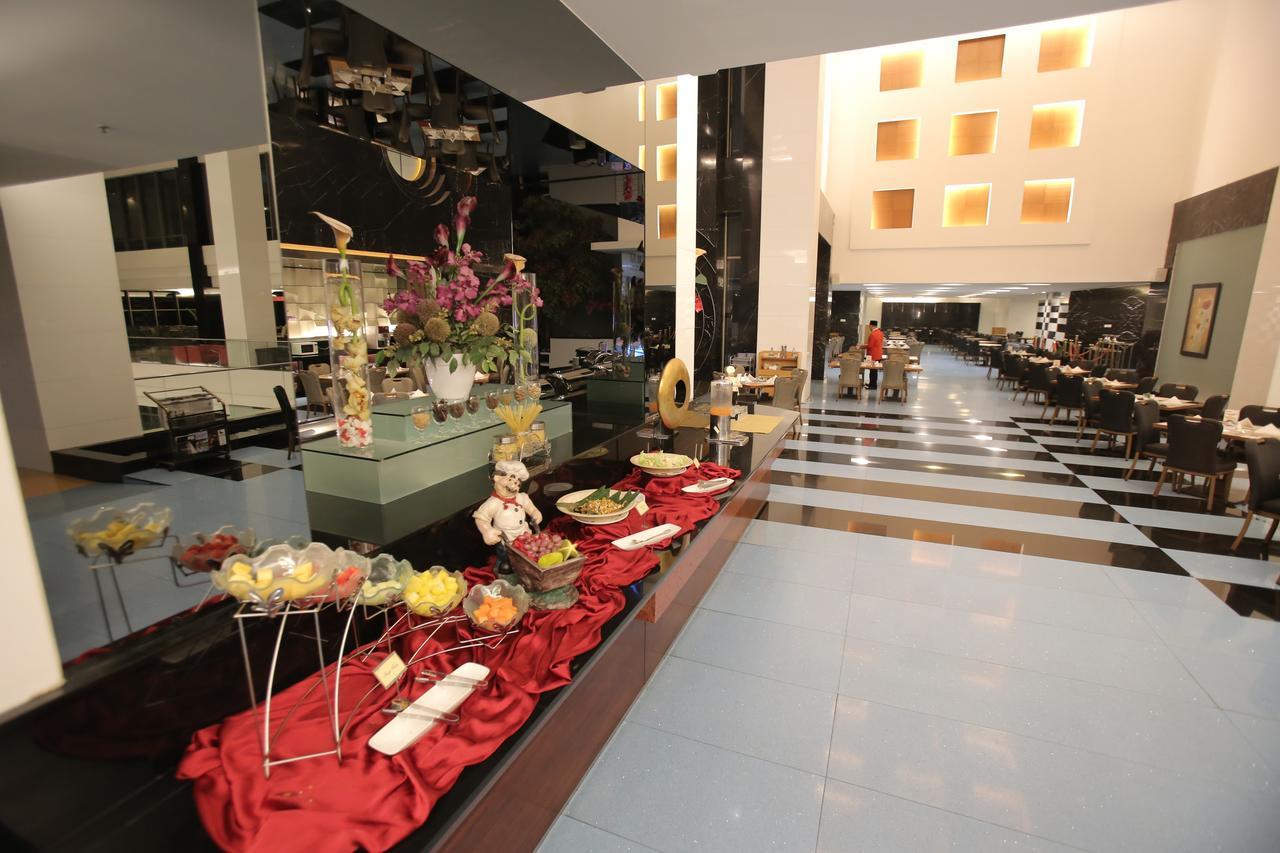 Merlynn Park Hotel Jakarta Exterior photo