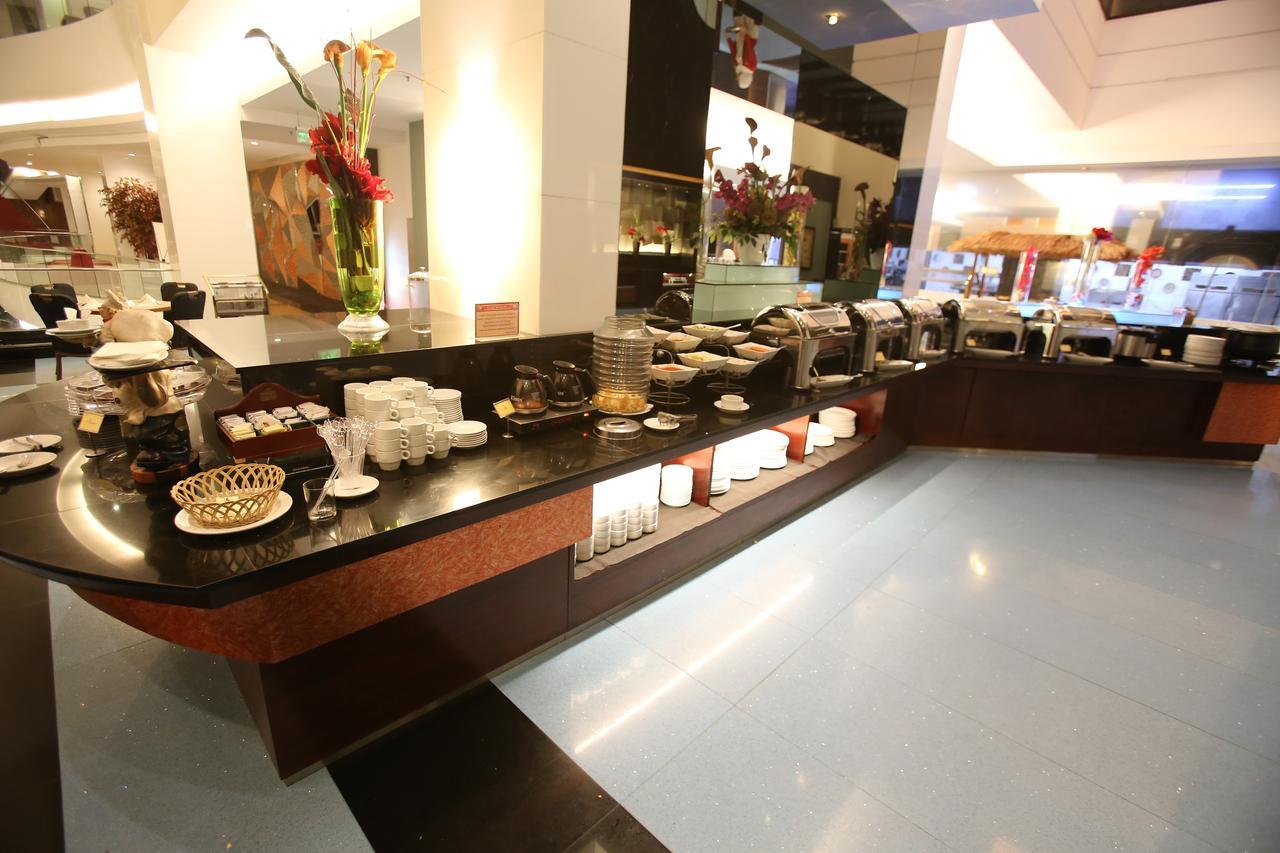 Merlynn Park Hotel Jakarta Exterior photo